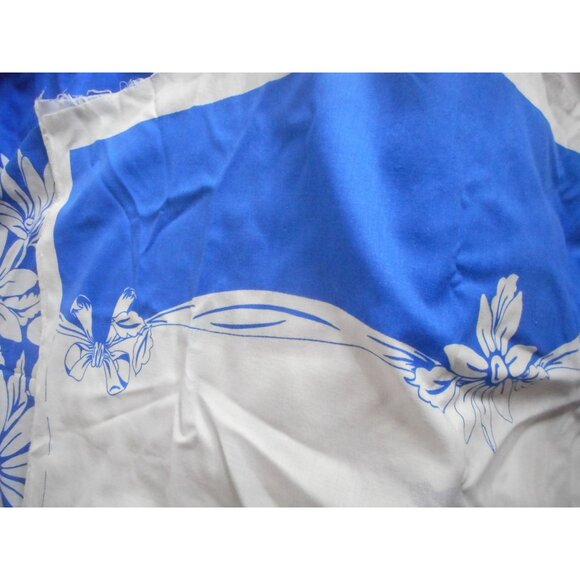 Vintage large Blue white Twin Sheet or Tablecloth pattern - unfinished edges - - Picture 6 of 10